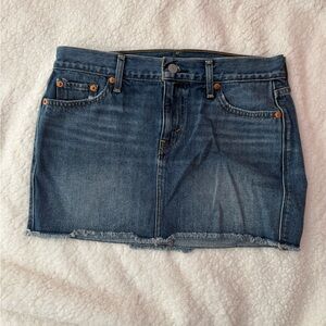 Mid Wash Levi’s Mini Skirt